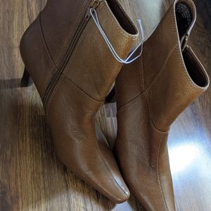 New size 6 tan boots